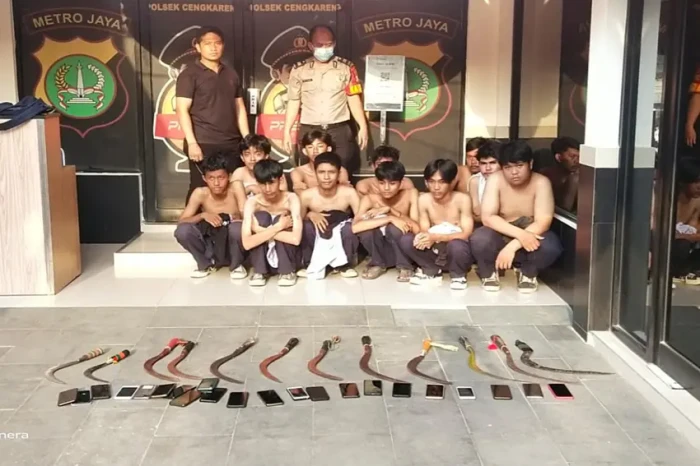 Tenteng Celurit Hendak...