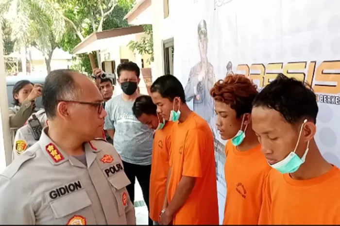 Bacok Dua Karyawati...