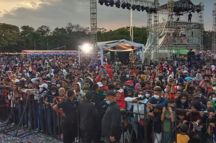Warga Bandung Antusias...