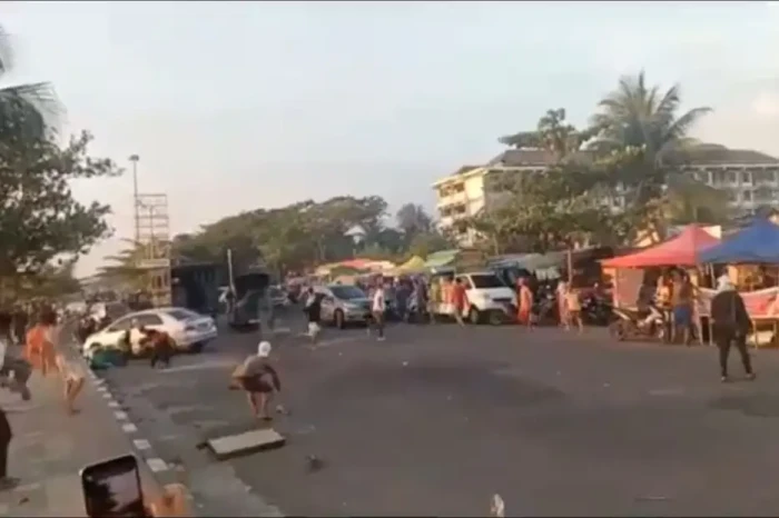 Ricuh! PKL Pantai Purus...