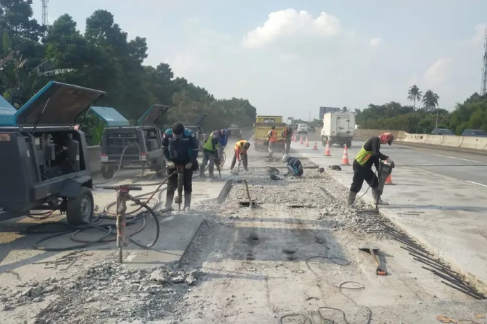 Lewat Jalan Tol Jagorawi,...
