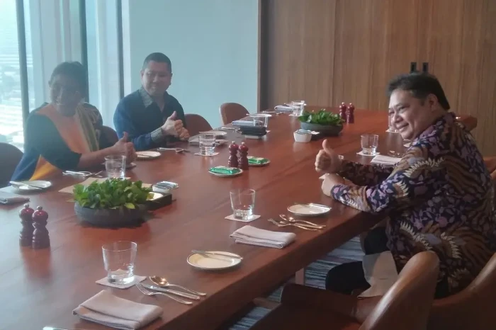 Hary Tanoesoedibjo Makan...