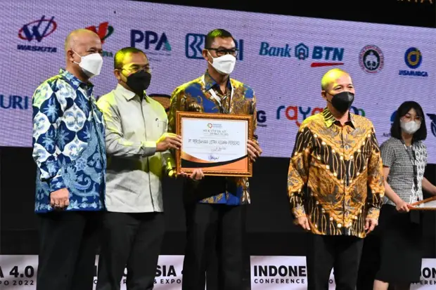 PLN Raih Penghargaan...