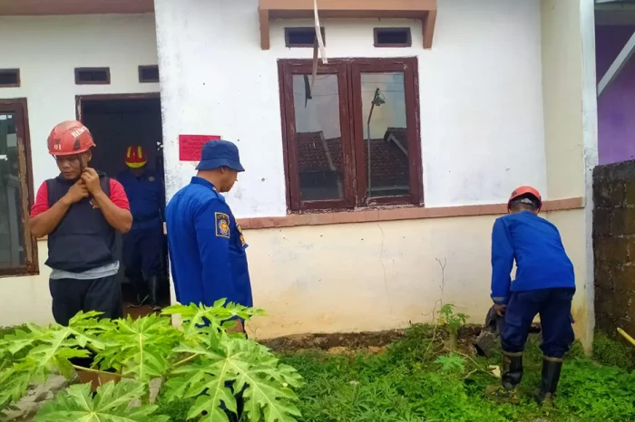 Damkar Evakuasi Anak...