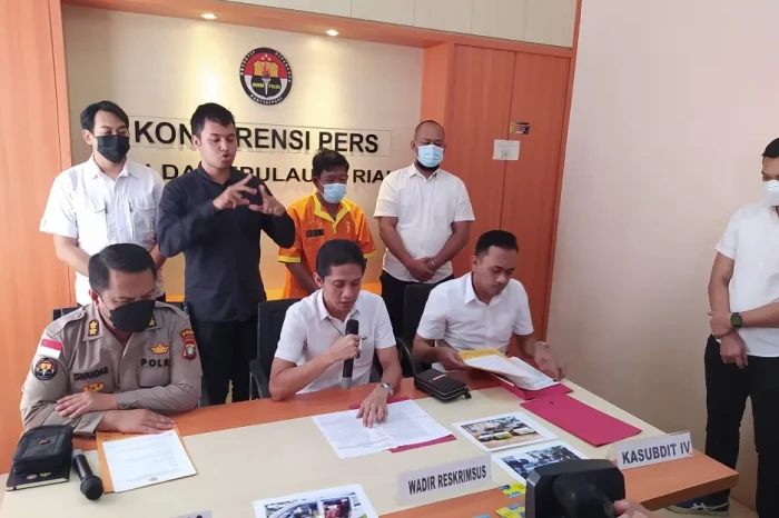 Selewengkan BBM Bersubsidi,...