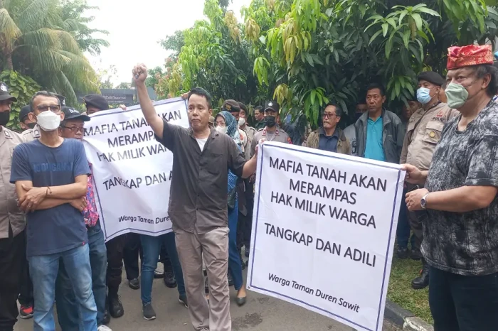 Tolak Penggusuran, Warga...
