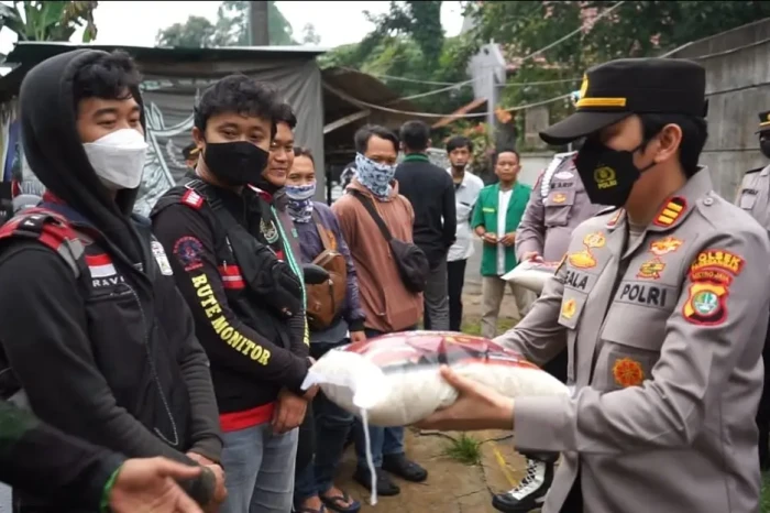 Polsek Pagedangan Bagikan...