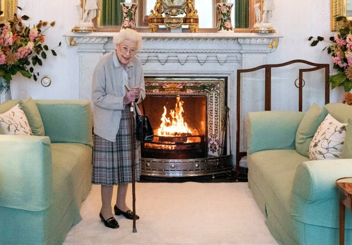 Ratu Elizabeth II Tinggalkan...