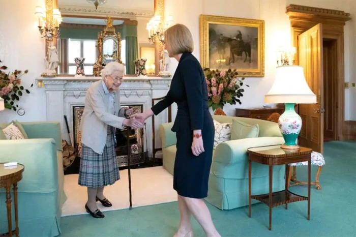 Senyum Ratu Elizabeth...