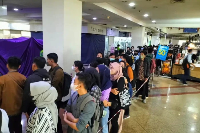 Warga Padati Job Fair...