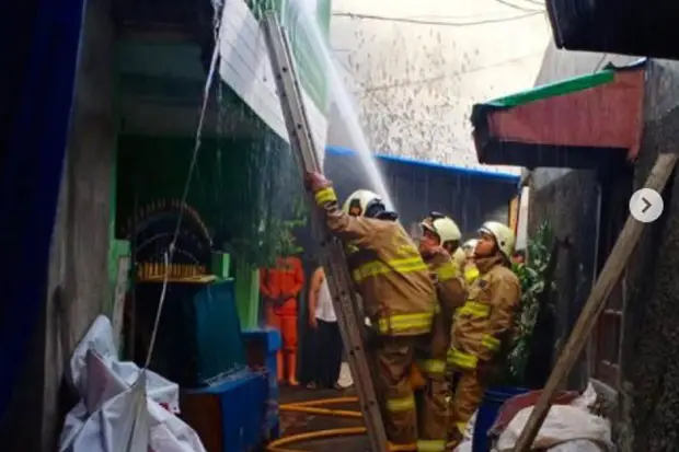 Rumah Terbakar di Kebon...