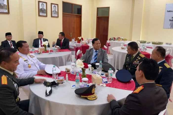 Momen Prabowo Duduk...