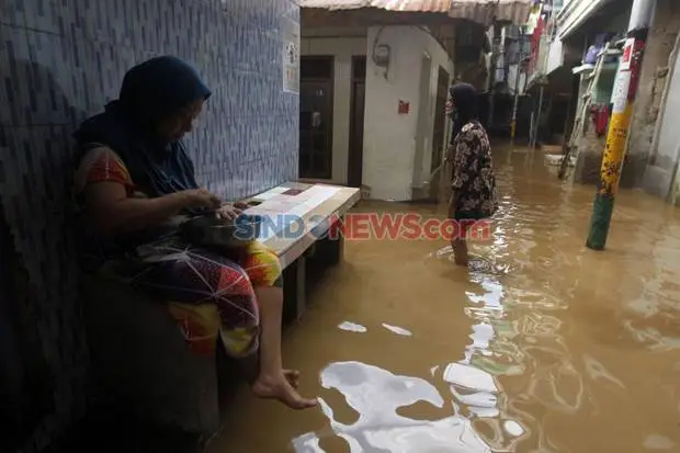 Kali Ciliwung Meluap,...