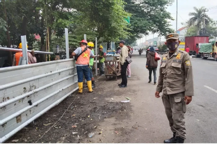 Satpol PP Bongkar Puluhan...