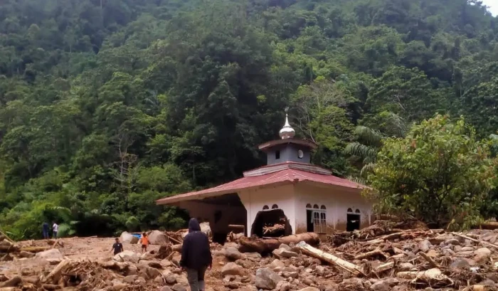 Mamuju Diterjang Banjir,...