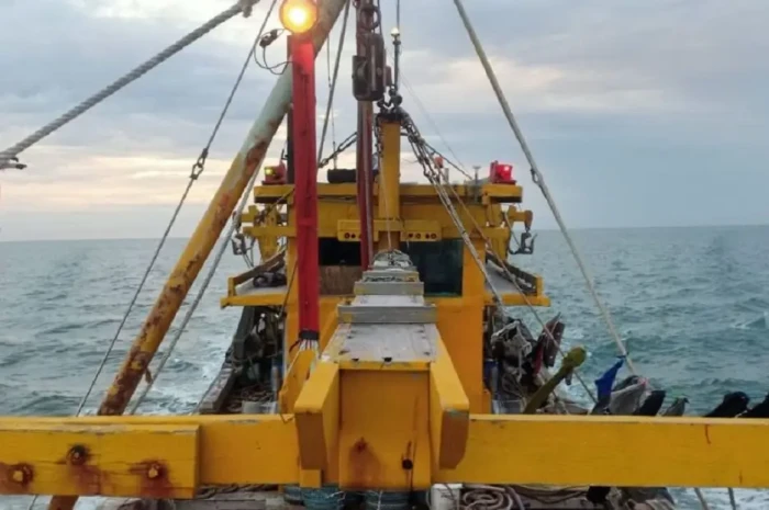 Curi Ikan di Perairan...