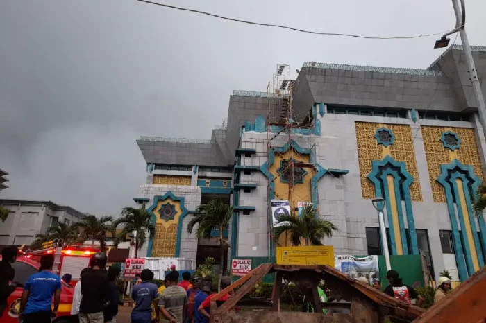 Tinjau Kebakaran Masjid...
