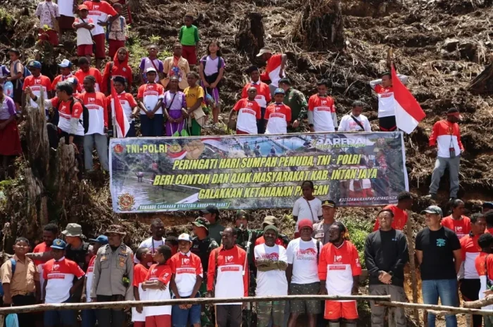 Meriah! Suku Moni Rayakan...