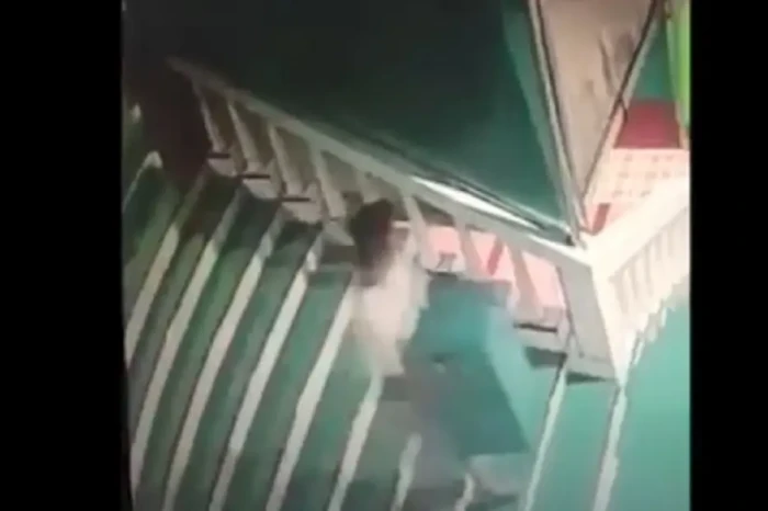 Sosok Serba Putih Bawa...