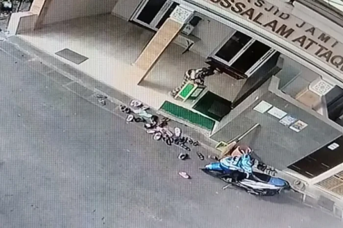 Aksi Pria Berpeci Bongkar...