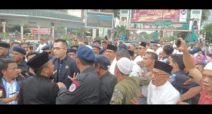 Anies Baswedan Disambut...