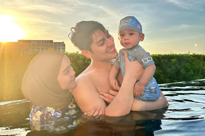 Unggah Foto Mesra di...