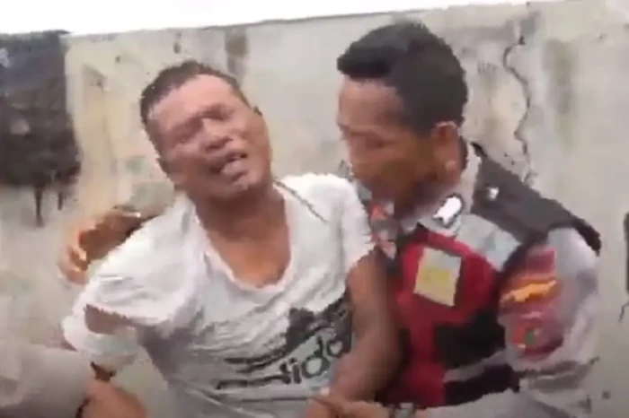 Bak Jagoan Acungkan...
