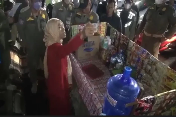 Penertiban PKL Diwarnai...