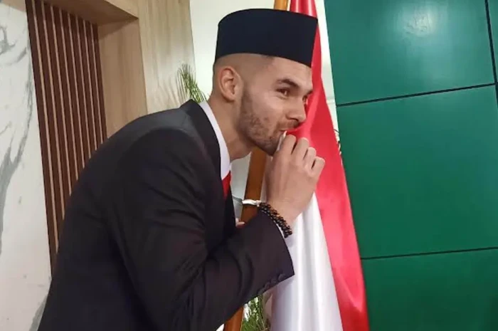 Menyanyikan Lagu Indonesia...