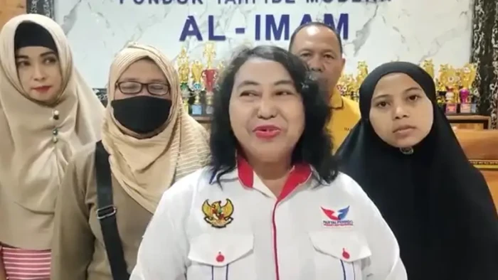 Didaftarkan ke Pesantren,...