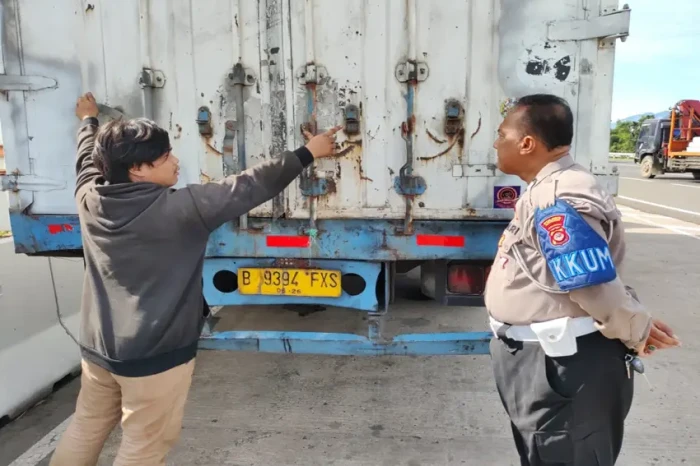 Truk Diparkir di Tol...