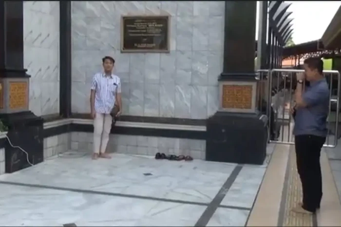 Jamaah Salat Jumat di...