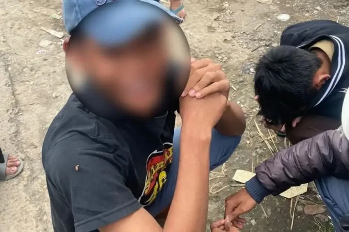 Tenteng Celurit Raksasa...