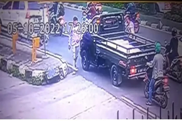 Pinjam Mobil Teman,...