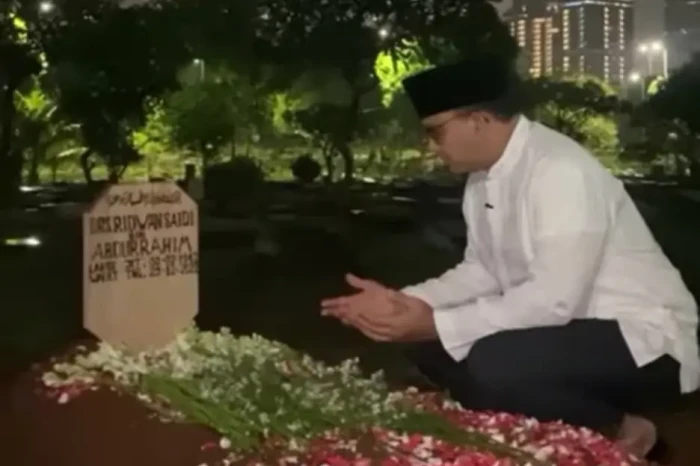 Anies Baswedan Ziarah...