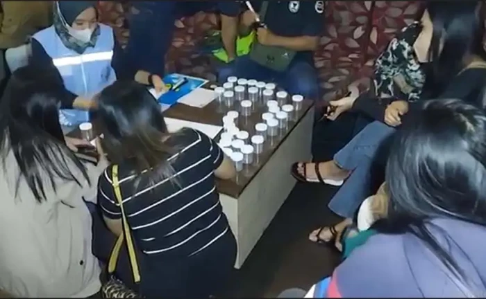 Pemandu Lagu dan Pengunjung...