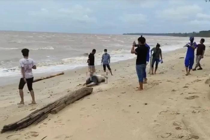 Mayat Pria di Tepi Pantai...