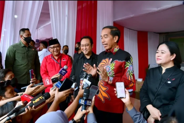 Presiden Jokowi Kenakan...