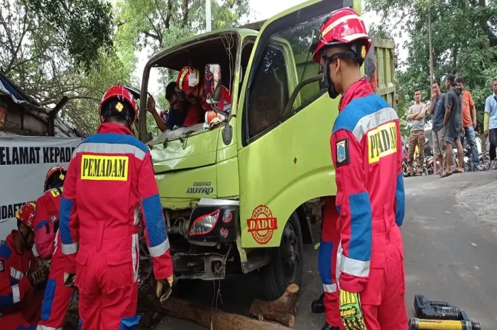 Terjepit Setelah Tabrak...
