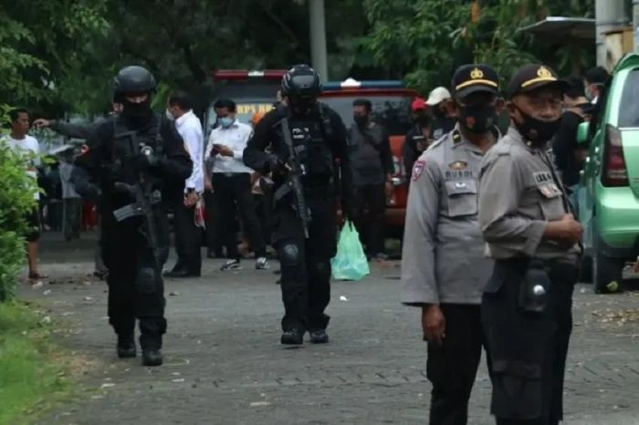Densus 88 Amankan Warga...