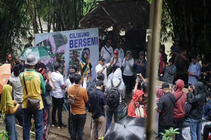 Moeldoko Bagikan Bibit...