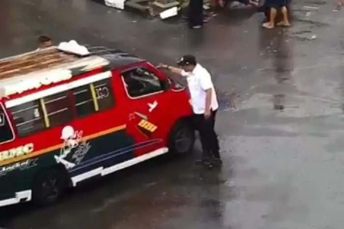 Marah Lihat Angkot Terobos...