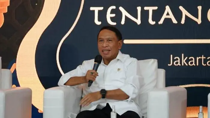 Zainudin Amali Serahkan...