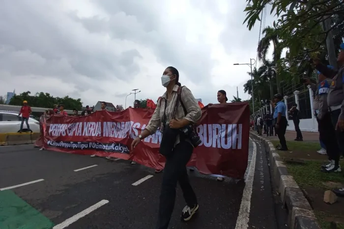 Gelar Unjuk Rasa di...