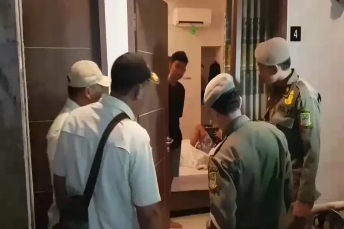 Sepasang Tenaga Kesehatan...