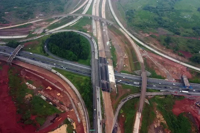 Jalan Tol Japek II Selatan...
