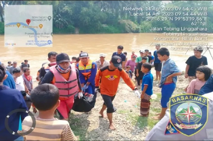 Mencari Ikan di Sungai...
