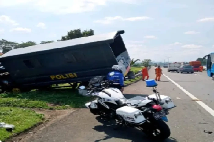Truk Polisi dan Truk...