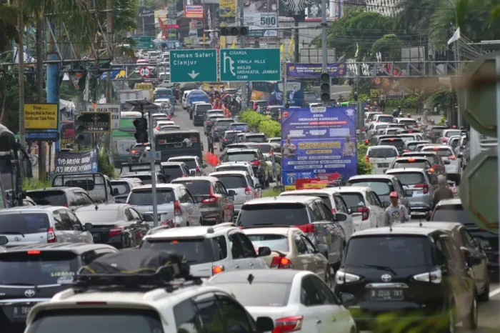 Jalur Puncak Macet Parah,...
