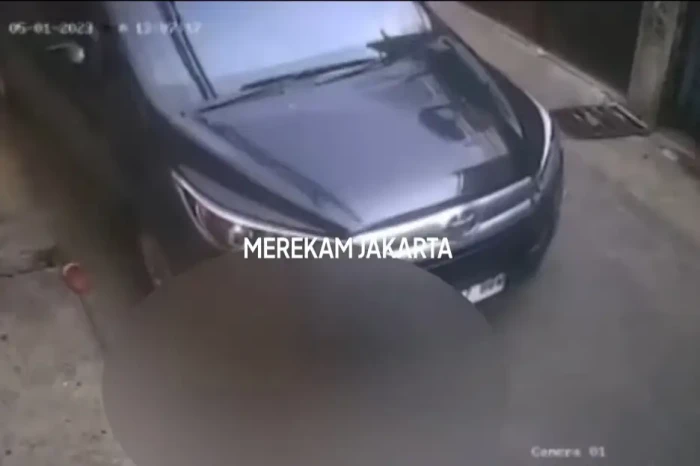 Duduk di Depan Mobil,...